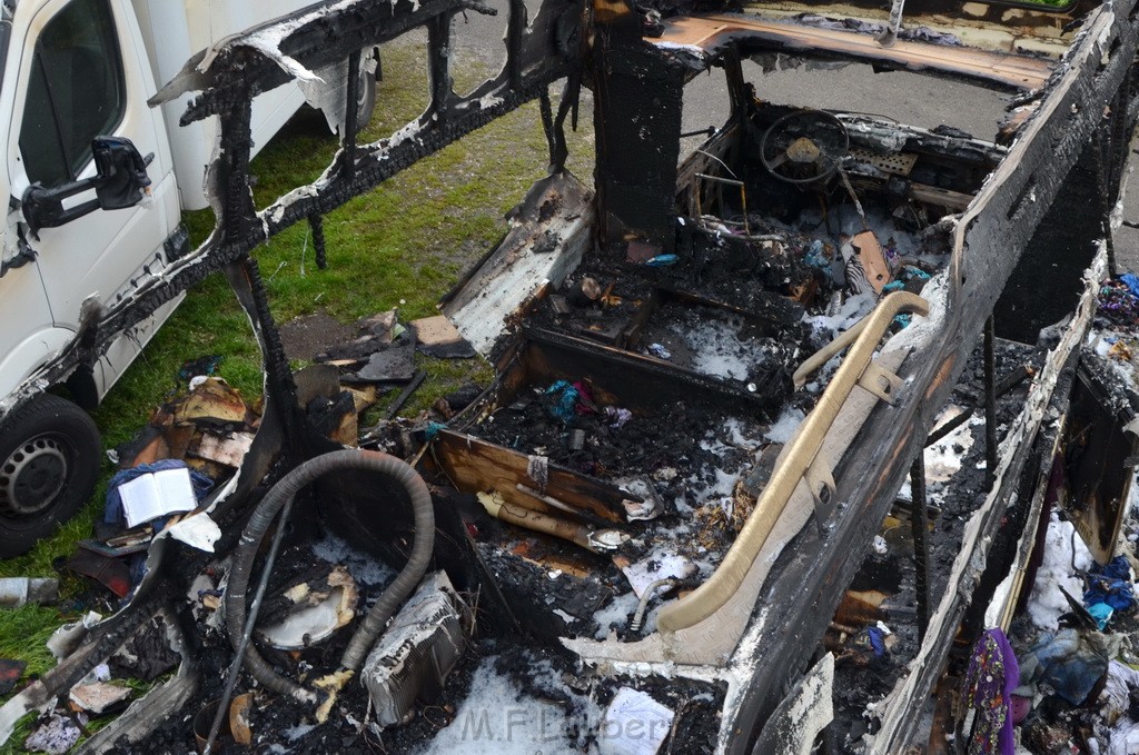 Wohnmobil ausgebrannt Koeln Porz Linder Mauspfad P108.JPG - Miklos Laubert